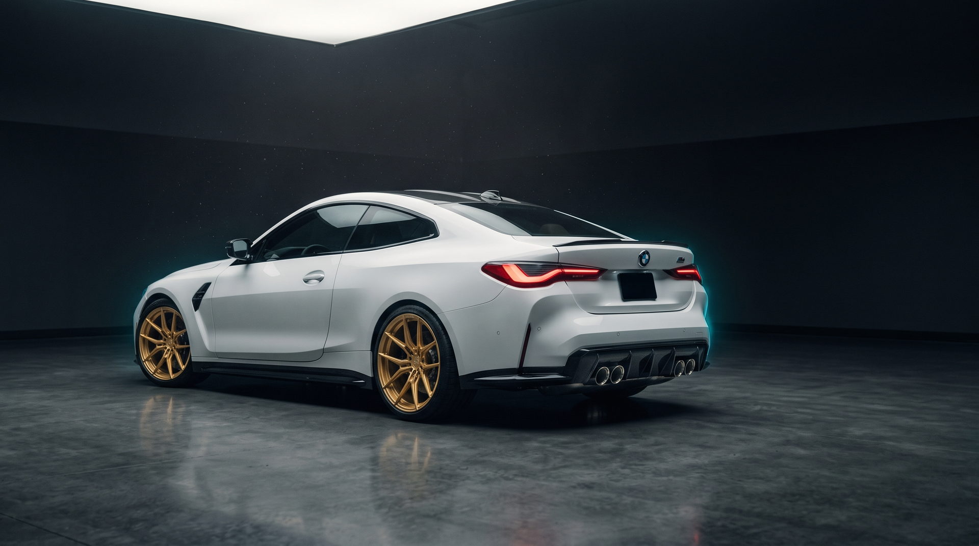Vista trasera del BMW M4 blanco preparado en Salazar Motorsport